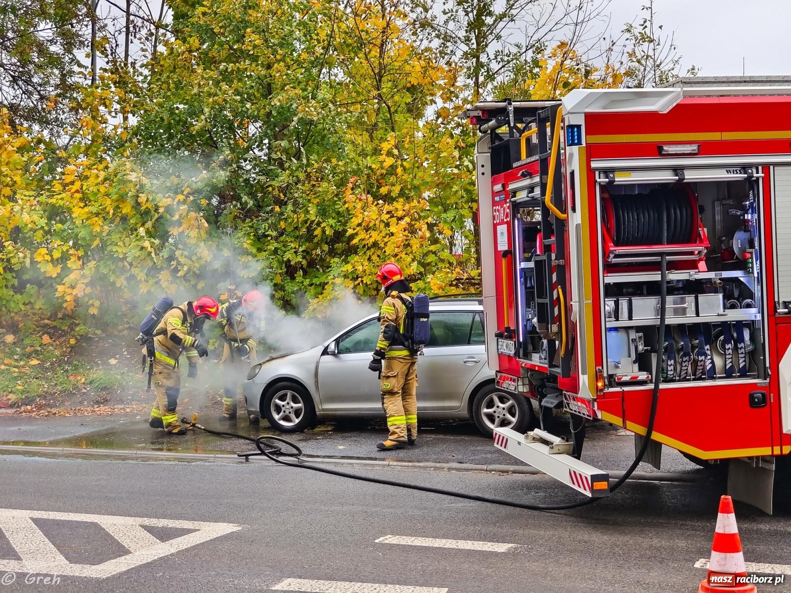 Zdjęcie w galerii na portalu naszraciborz.pl: Pożar volkswagena przy Kolejowej [FOTO] wiadomości z regionu