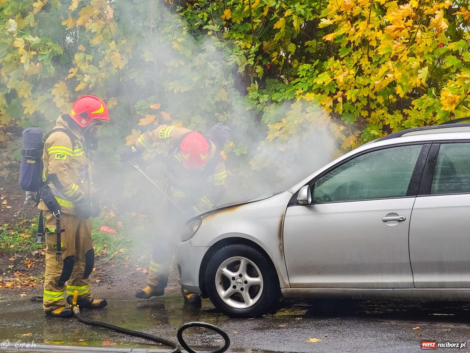 Zdjęcie w galerii na portalu naszraciborz.pl: Pożar volkswagena przy Kolejowej [FOTO] wiadomości z regionu