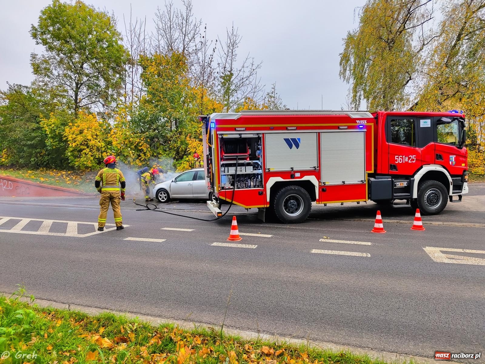 Zdjęcie w galerii na portalu naszraciborz.pl: Pożar volkswagena przy Kolejowej [FOTO] wiadomości z regionu