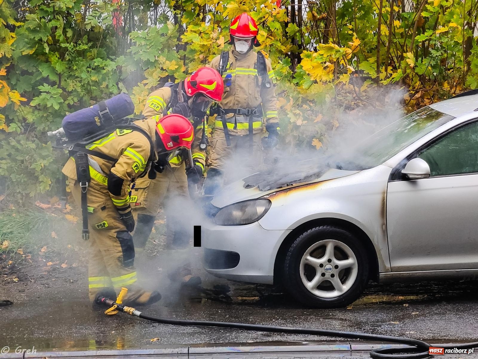 Zdjęcie w galerii na portalu naszraciborz.pl: Pożar volkswagena przy Kolejowej [FOTO] wiadomości z regionu