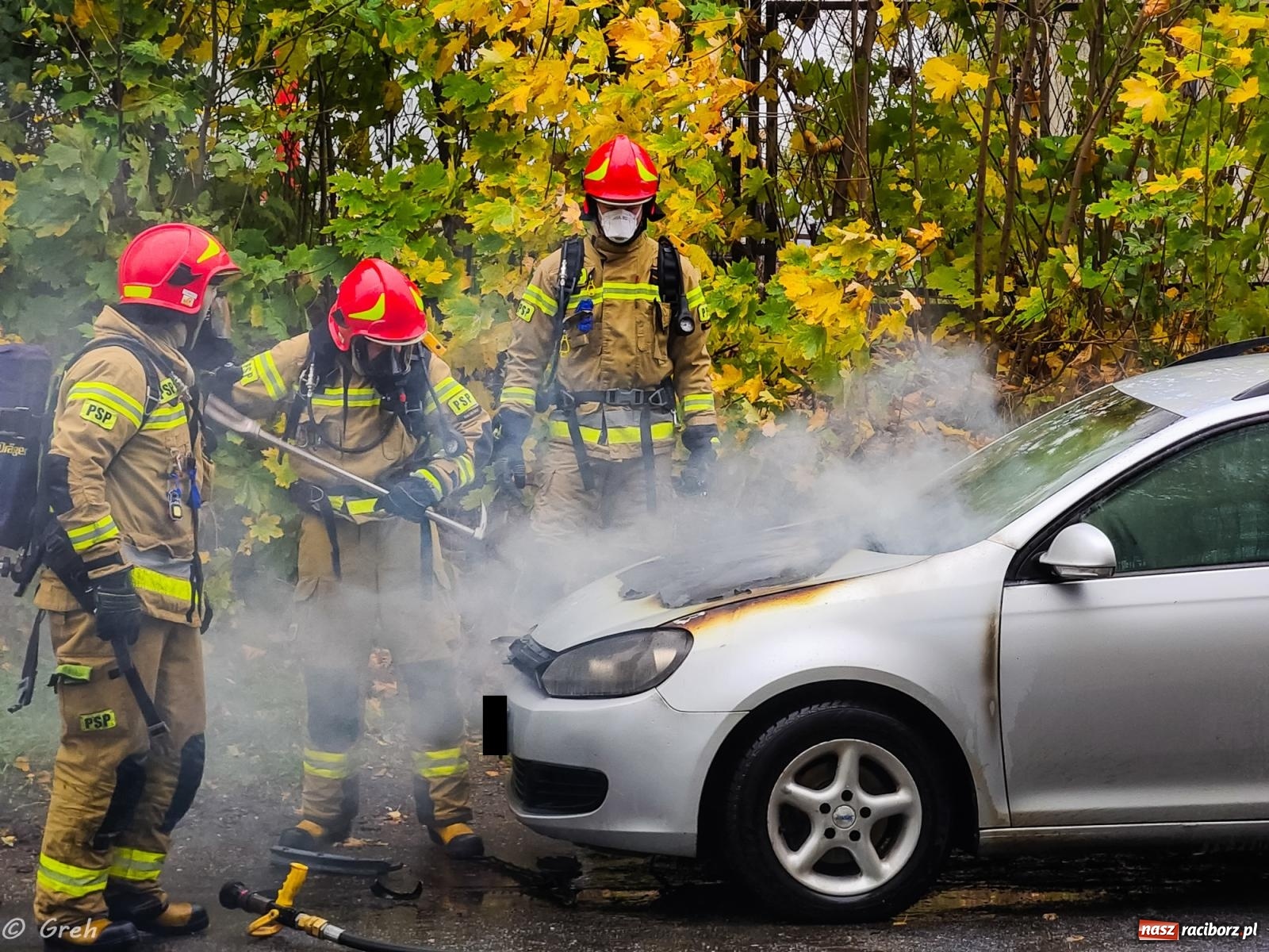 Zdjęcie w galerii na portalu naszraciborz.pl: Pożar volkswagena przy Kolejowej [FOTO] wiadomości z regionu