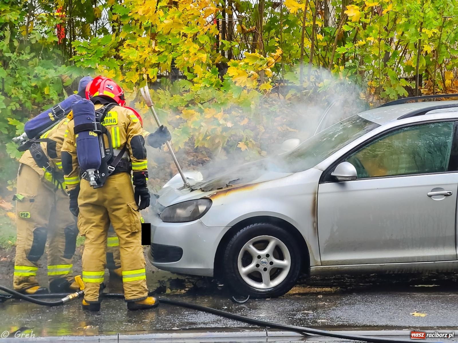Zdjęcie w galerii na portalu naszraciborz.pl: Pożar volkswagena przy Kolejowej [FOTO] wiadomości z regionu