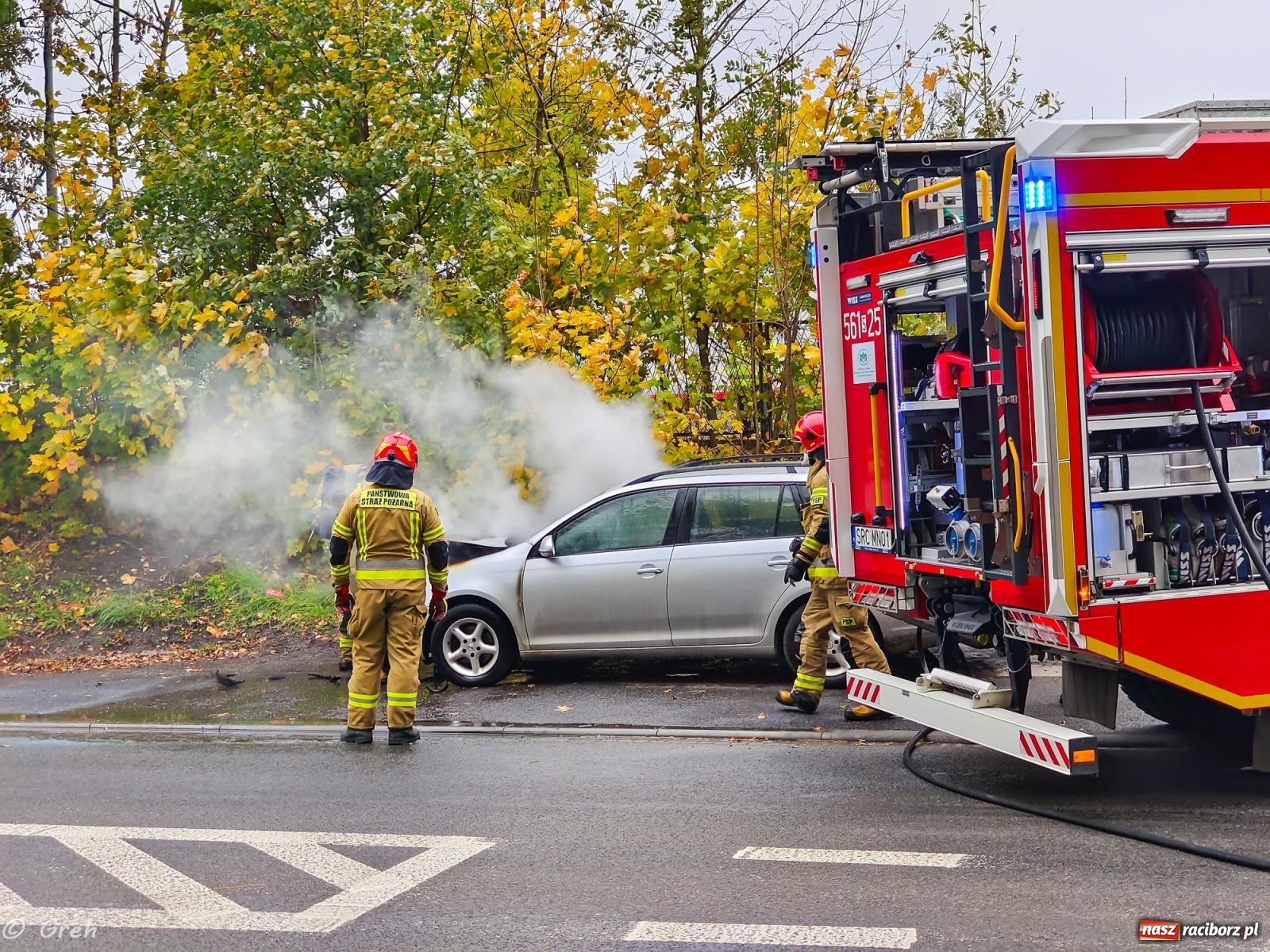 Zdjęcie w galerii na portalu naszraciborz.pl: Pożar volkswagena przy Kolejowej [FOTO] wiadomości z regionu