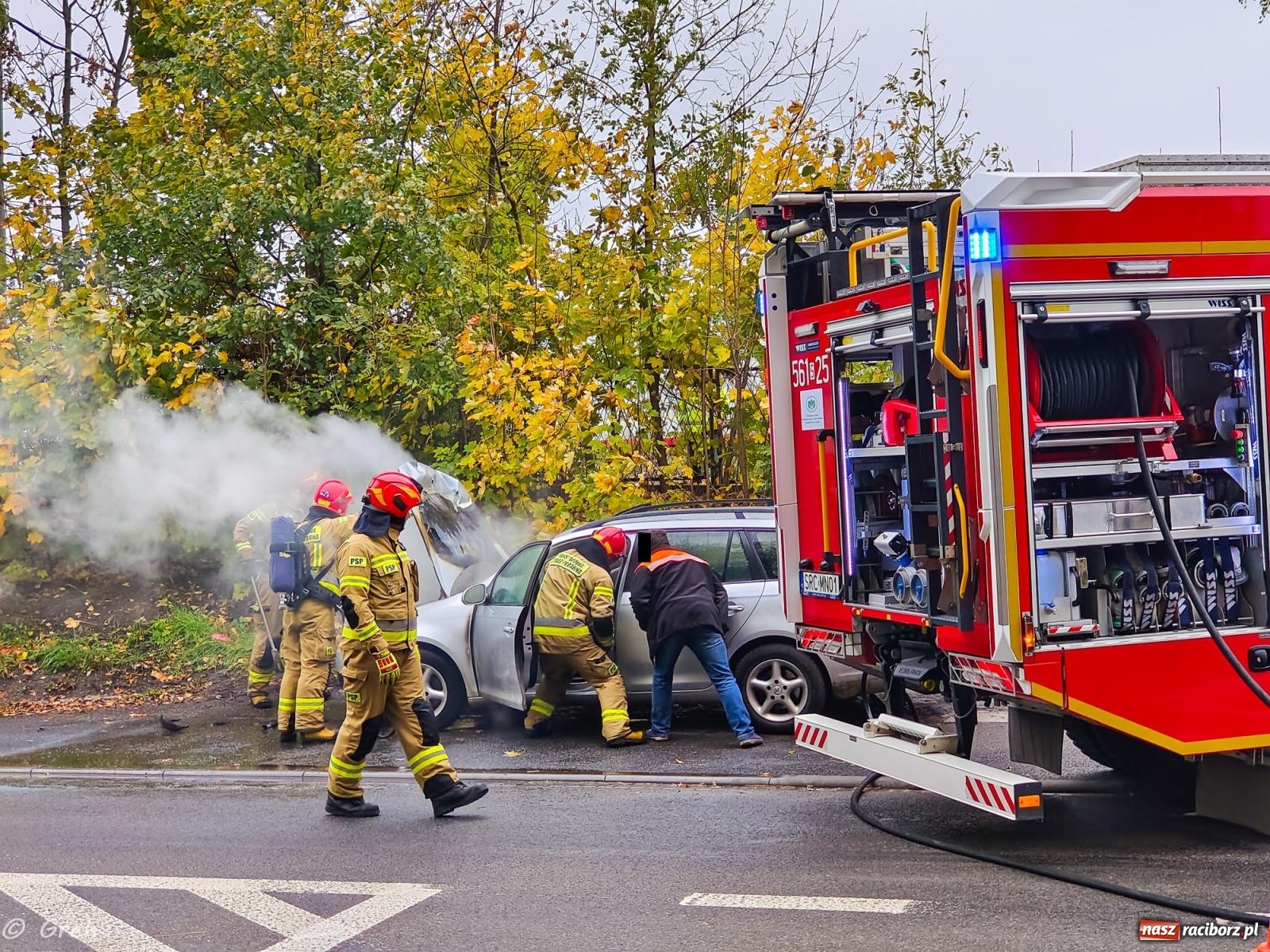 Zdjęcie w galerii na portalu naszraciborz.pl: Pożar volkswagena przy Kolejowej [FOTO] wiadomości z regionu