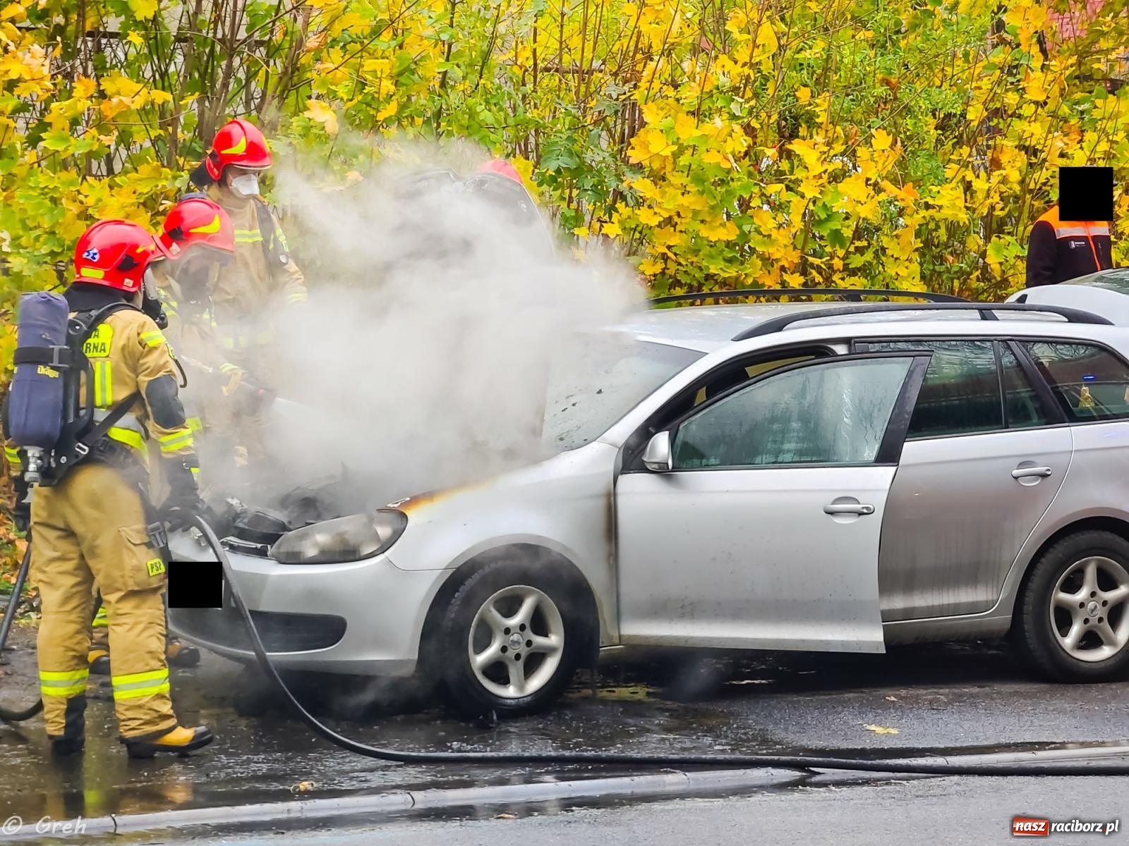 Zdjęcie w galerii na portalu naszraciborz.pl: Pożar volkswagena przy Kolejowej [FOTO] wiadomości z regionu