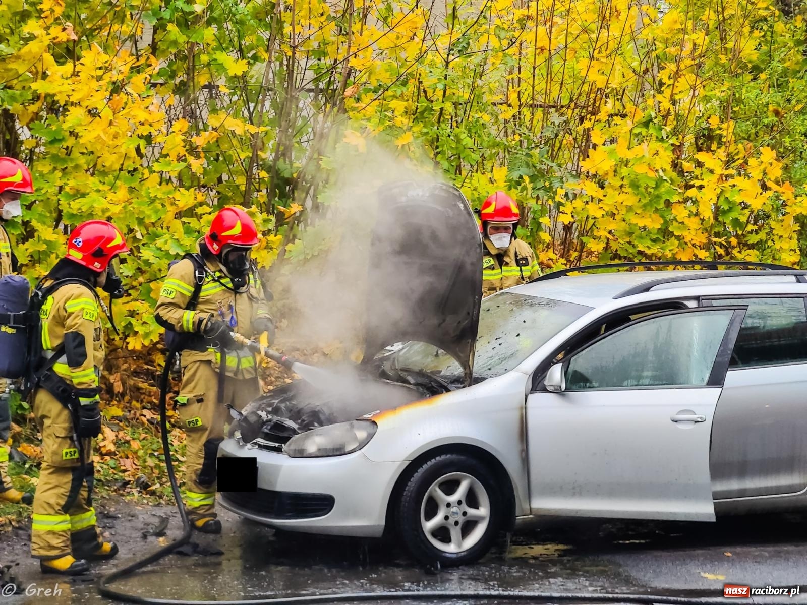 Zdjęcie w galerii na portalu naszraciborz.pl: Pożar volkswagena przy Kolejowej [FOTO] wiadomości z regionu