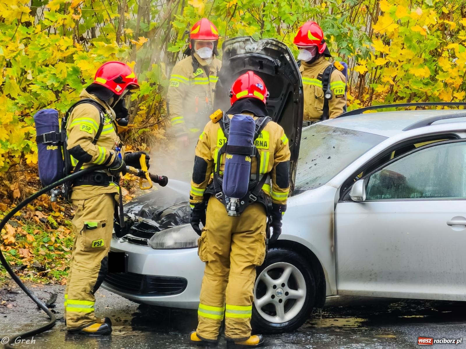Zdjęcie w galerii na portalu naszraciborz.pl: Pożar volkswagena przy Kolejowej [FOTO] wiadomości z regionu