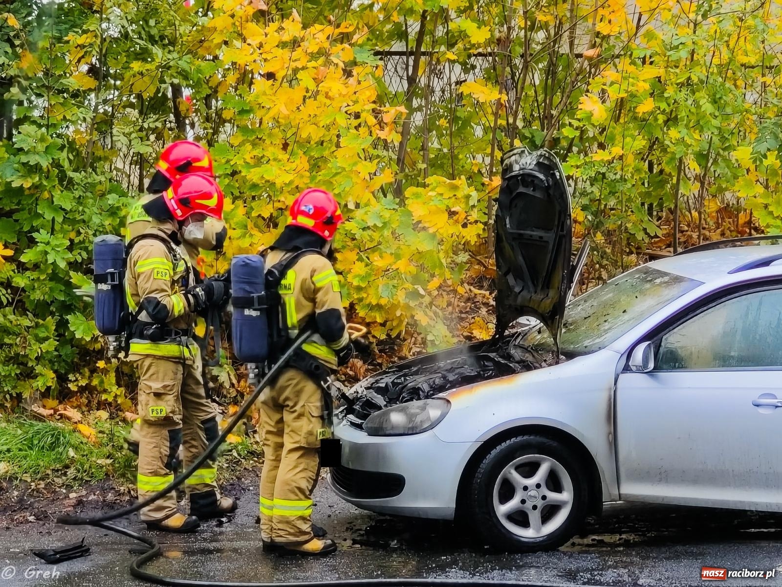Zdjęcie w galerii na portalu naszraciborz.pl: Pożar volkswagena przy Kolejowej [FOTO] wiadomości z regionu