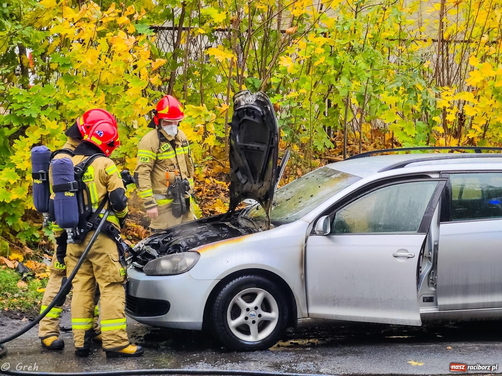 Zdjęcie w galerii na portalu naszraciborz.pl: Pożar volkswagena przy Kolejowej [FOTO] wiadomości z regionu