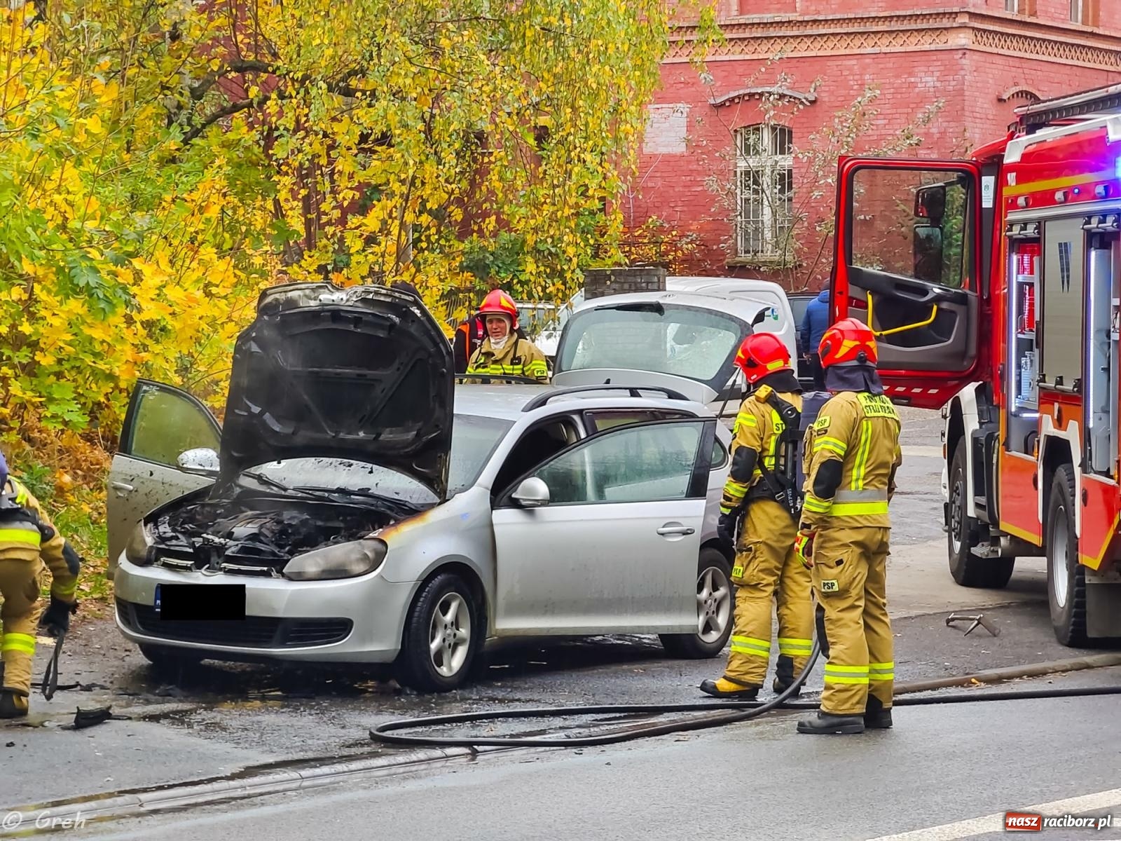 Zdjęcie w galerii na portalu naszraciborz.pl: Pożar volkswagena przy Kolejowej [FOTO] wiadomości z regionu