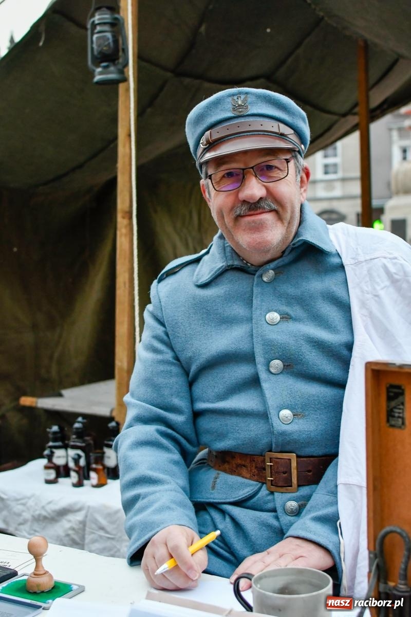 Zdjęcie w galerii na portalu naszraciborz.pl: Piknik NIEPODLEGŁA na raciborskim Rynku wiadomości z regionu