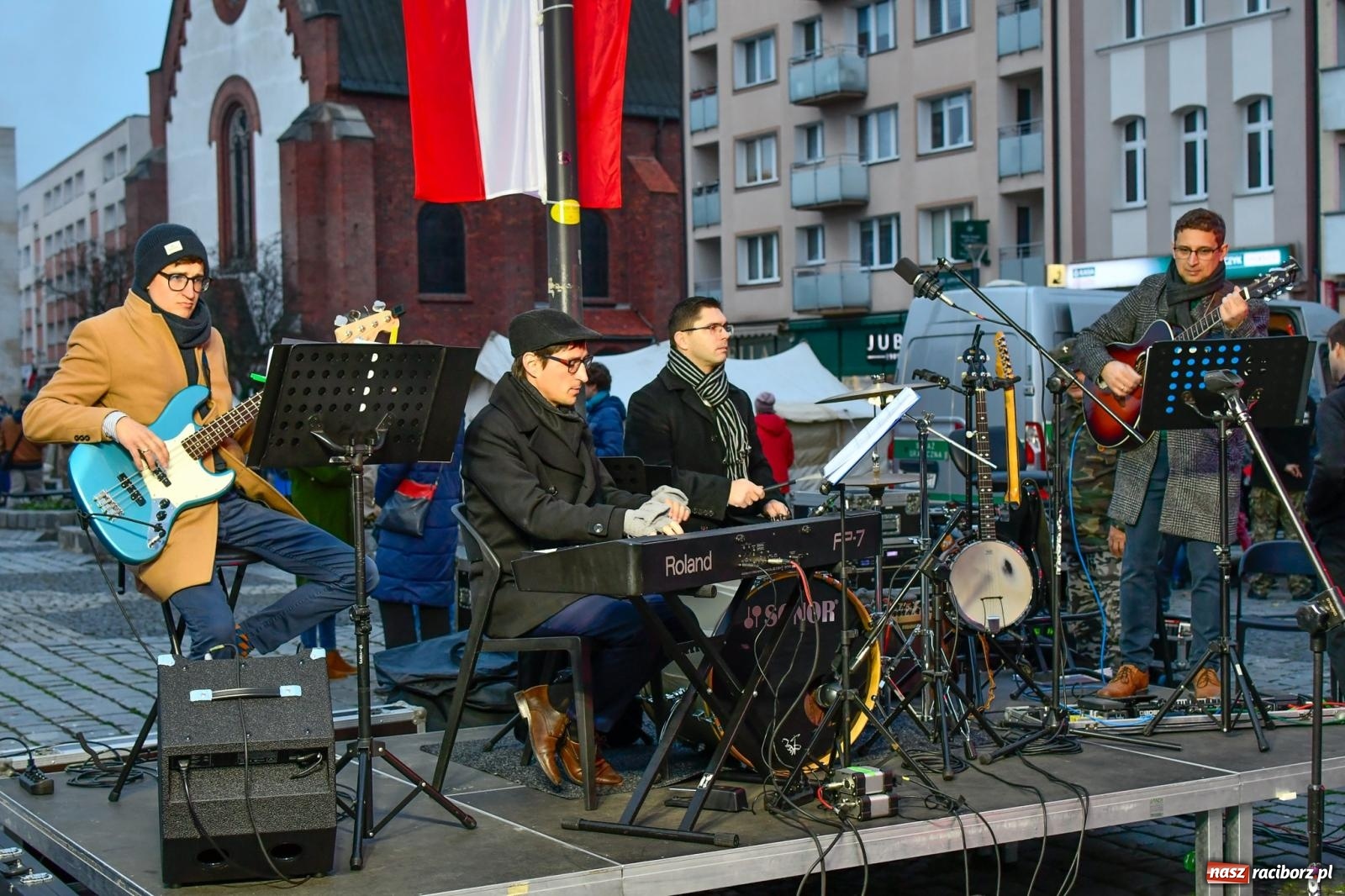 Zdjęcie w galerii na portalu naszraciborz.pl: Piknik NIEPODLEGŁA na raciborskim Rynku wiadomości z regionu