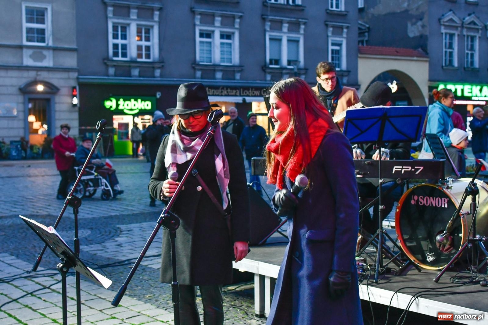 Zdjęcie w galerii na portalu naszraciborz.pl: Piknik NIEPODLEGŁA na raciborskim Rynku wiadomości z regionu