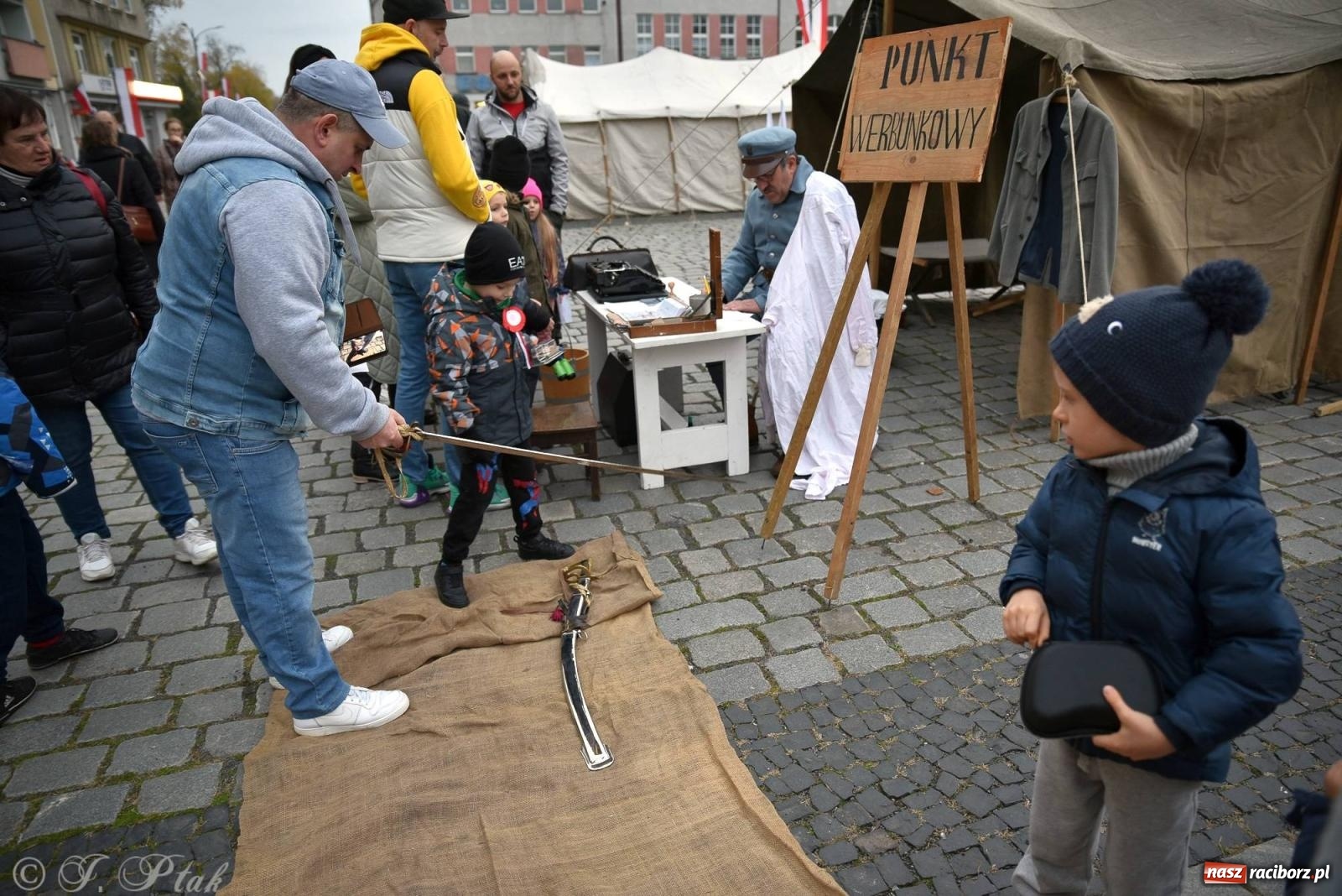 Zdjęcie w galerii na portalu naszraciborz.pl: Listopadowy raciborski wieczór z pieśnią patriotyczną [FOTO i WIDEO] wiadomości z regionu