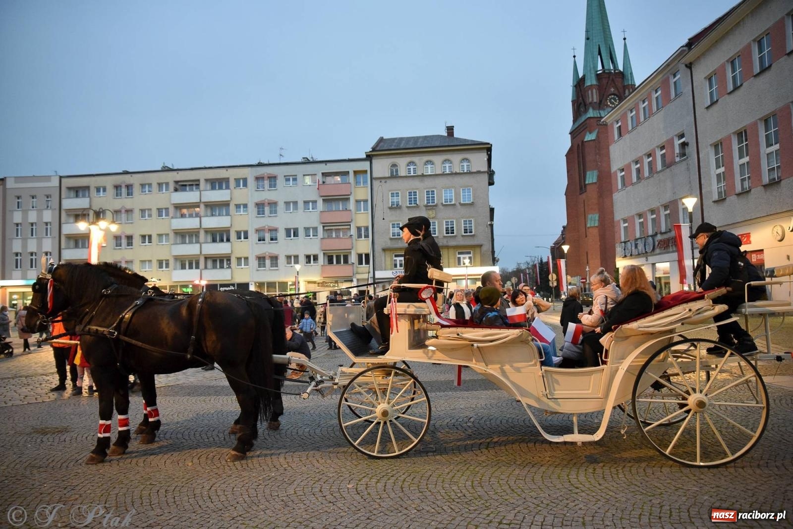 Zdjęcie w galerii na portalu naszraciborz.pl: Listopadowy raciborski wieczór z pieśnią patriotyczną [FOTO i WIDEO] wiadomości z regionu
