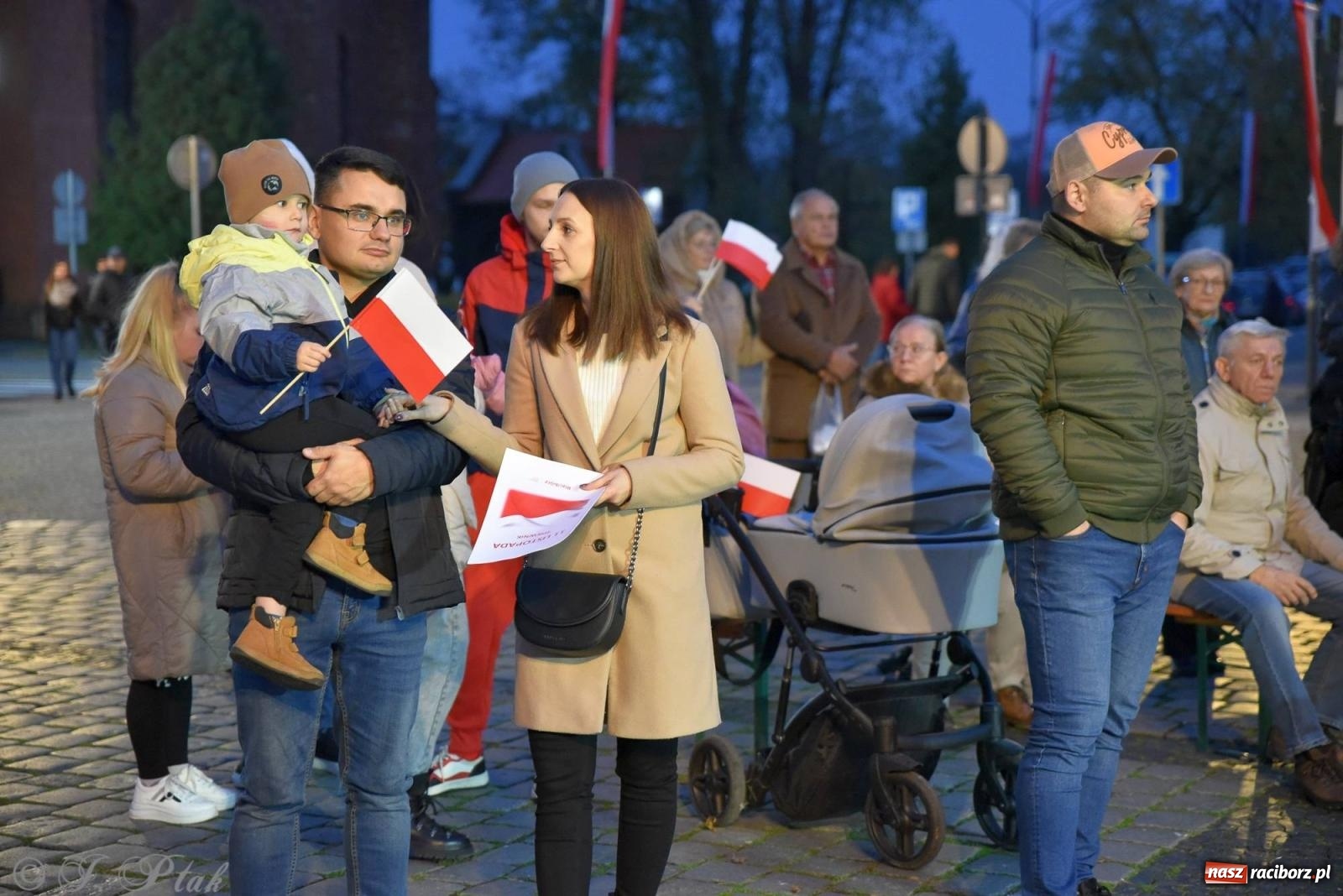 Zdjęcie w galerii na portalu naszraciborz.pl: Listopadowy raciborski wieczór z pieśnią patriotyczną [FOTO i WIDEO] wiadomości z regionu