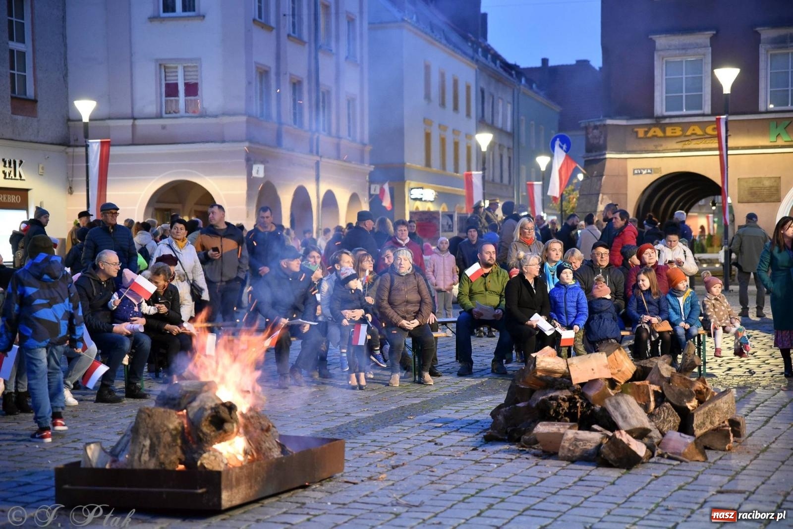 Zdjęcie w galerii na portalu naszraciborz.pl: Listopadowy raciborski wieczór z pieśnią patriotyczną [FOTO i WIDEO] wiadomości z regionu