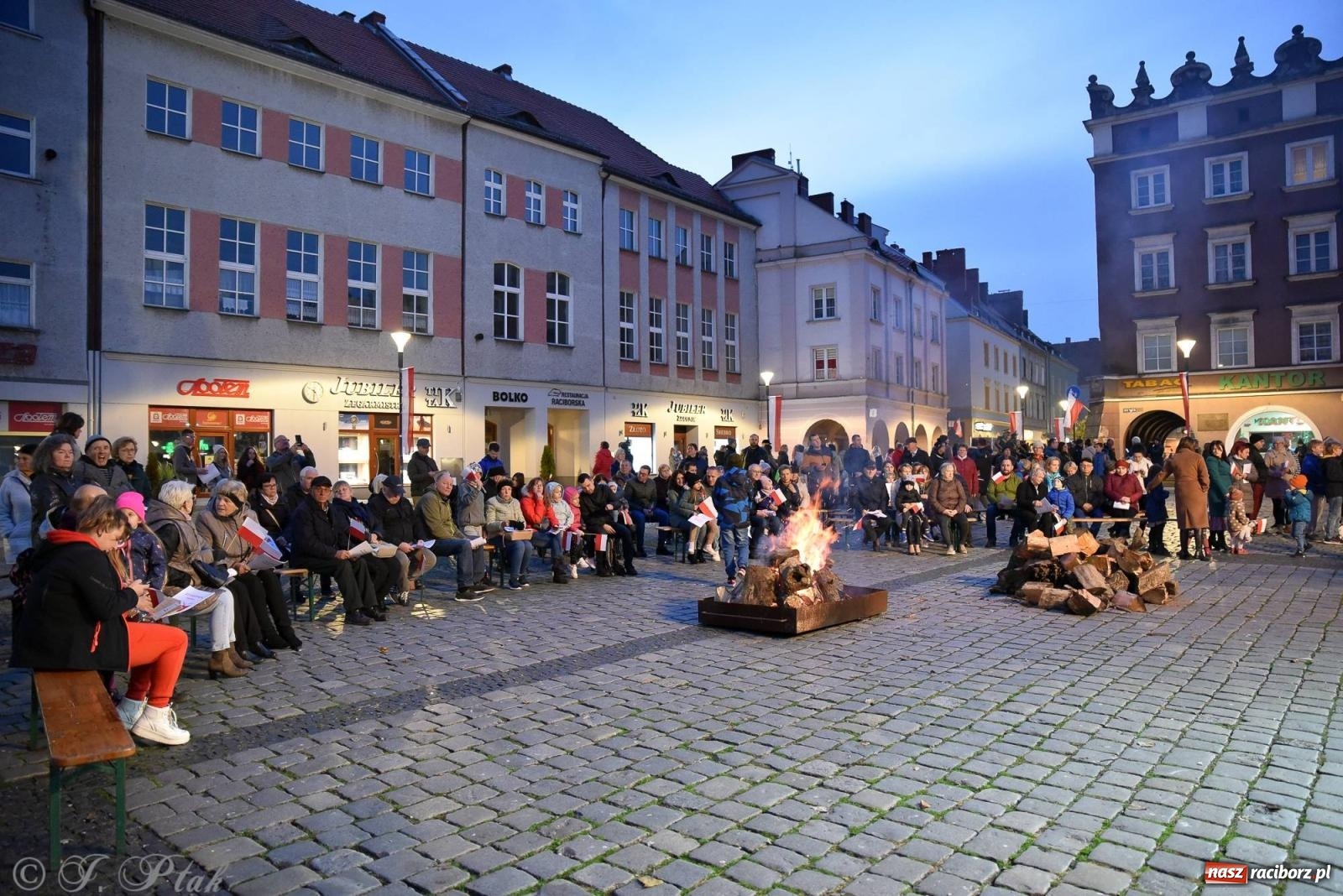 Zdjęcie w galerii na portalu naszraciborz.pl: Listopadowy raciborski wieczór z pieśnią patriotyczną [FOTO i WIDEO] wiadomości z regionu