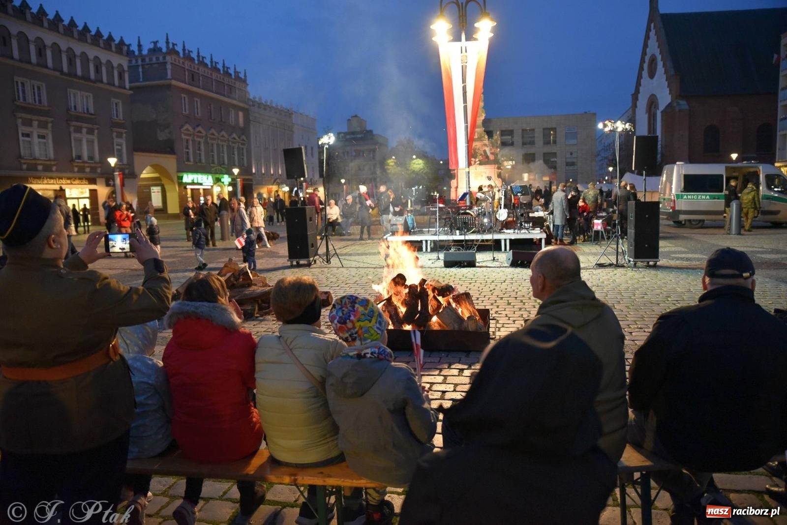 Zdjęcie w galerii na portalu naszraciborz.pl: Listopadowy raciborski wieczór z pieśnią patriotyczną [FOTO i WIDEO] wiadomości z regionu