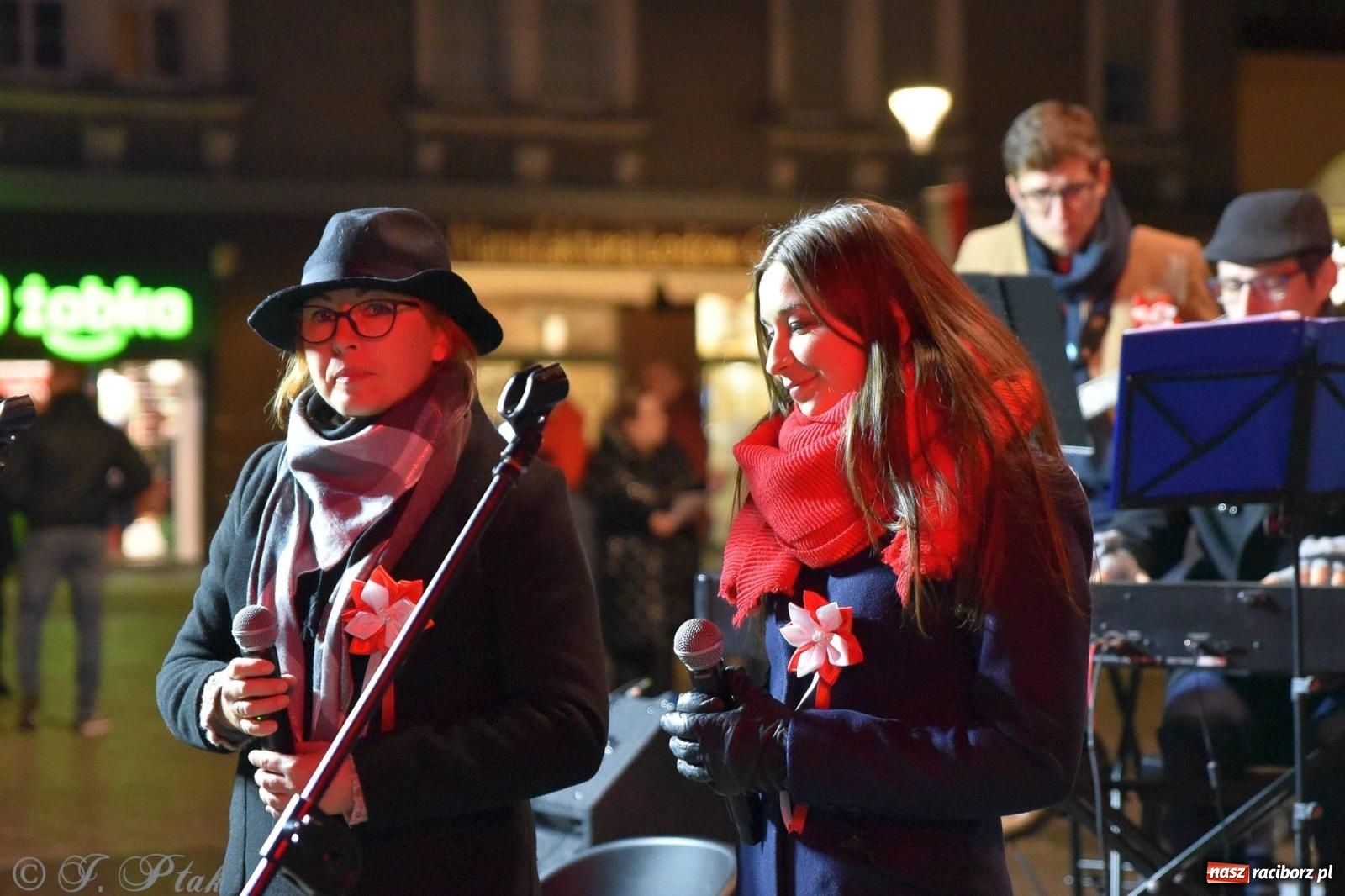 Zdjęcie w galerii na portalu naszraciborz.pl: Listopadowy raciborski wieczór z pieśnią patriotyczną [FOTO i WIDEO] wiadomości z regionu