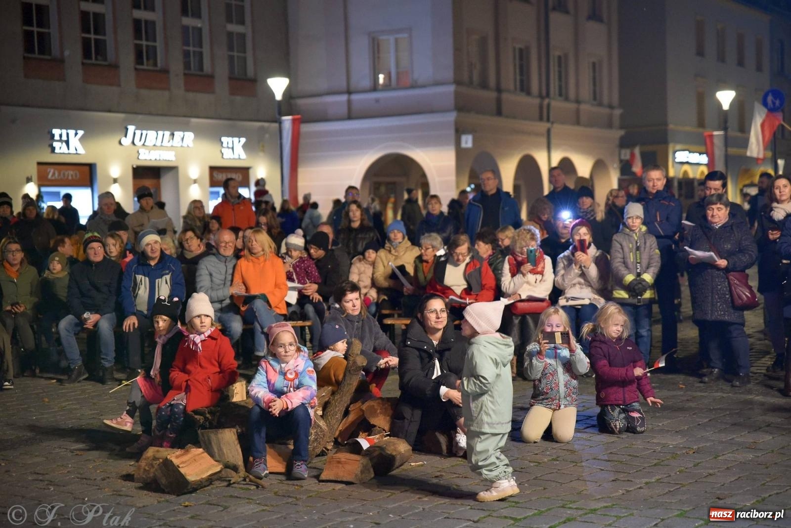 Zdjęcie w galerii na portalu naszraciborz.pl: Listopadowy raciborski wieczór z pieśnią patriotyczną [FOTO i WIDEO] wiadomości z regionu