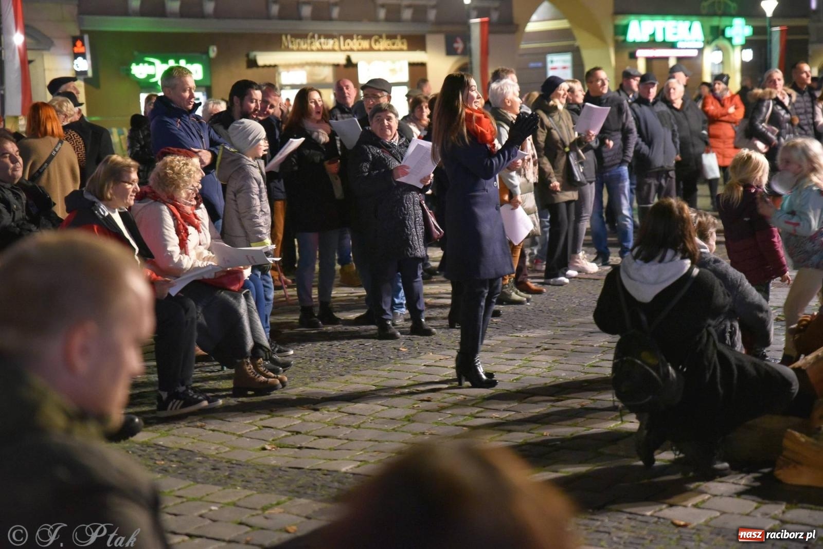 Zdjęcie w galerii na portalu naszraciborz.pl: Listopadowy raciborski wieczór z pieśnią patriotyczną [FOTO i WIDEO] wiadomości z regionu