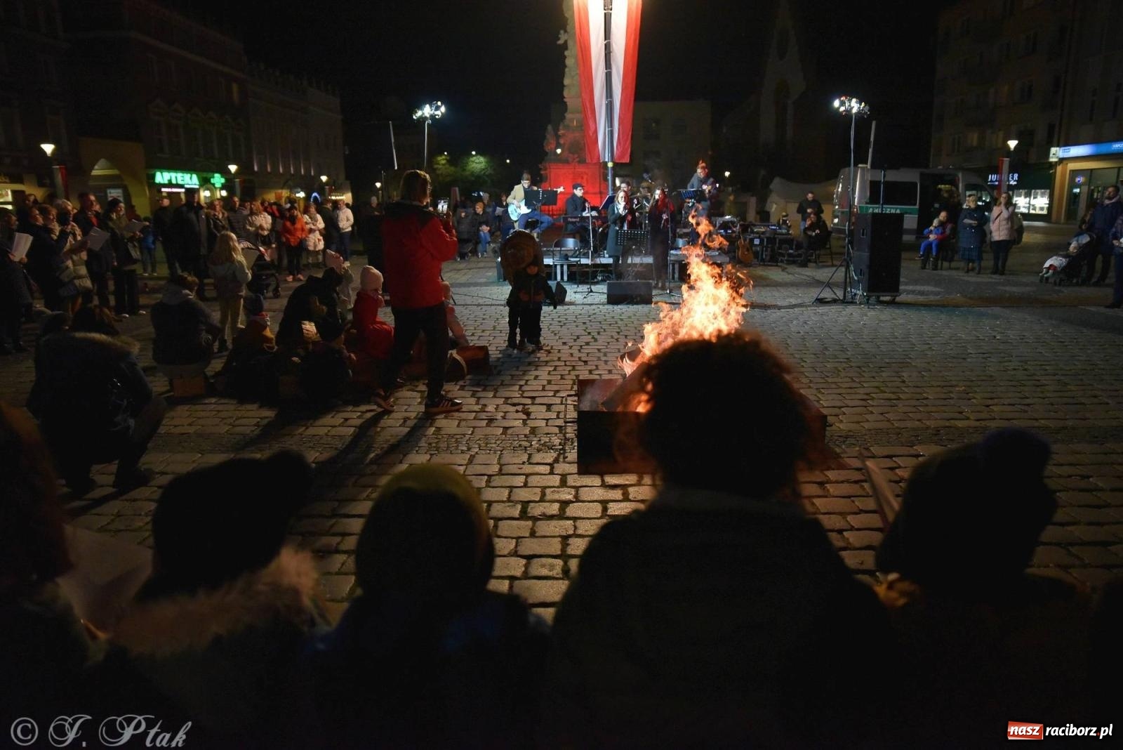 Zdjęcie w galerii na portalu naszraciborz.pl: Listopadowy raciborski wieczór z pieśnią patriotyczną [FOTO i WIDEO] wiadomości z regionu