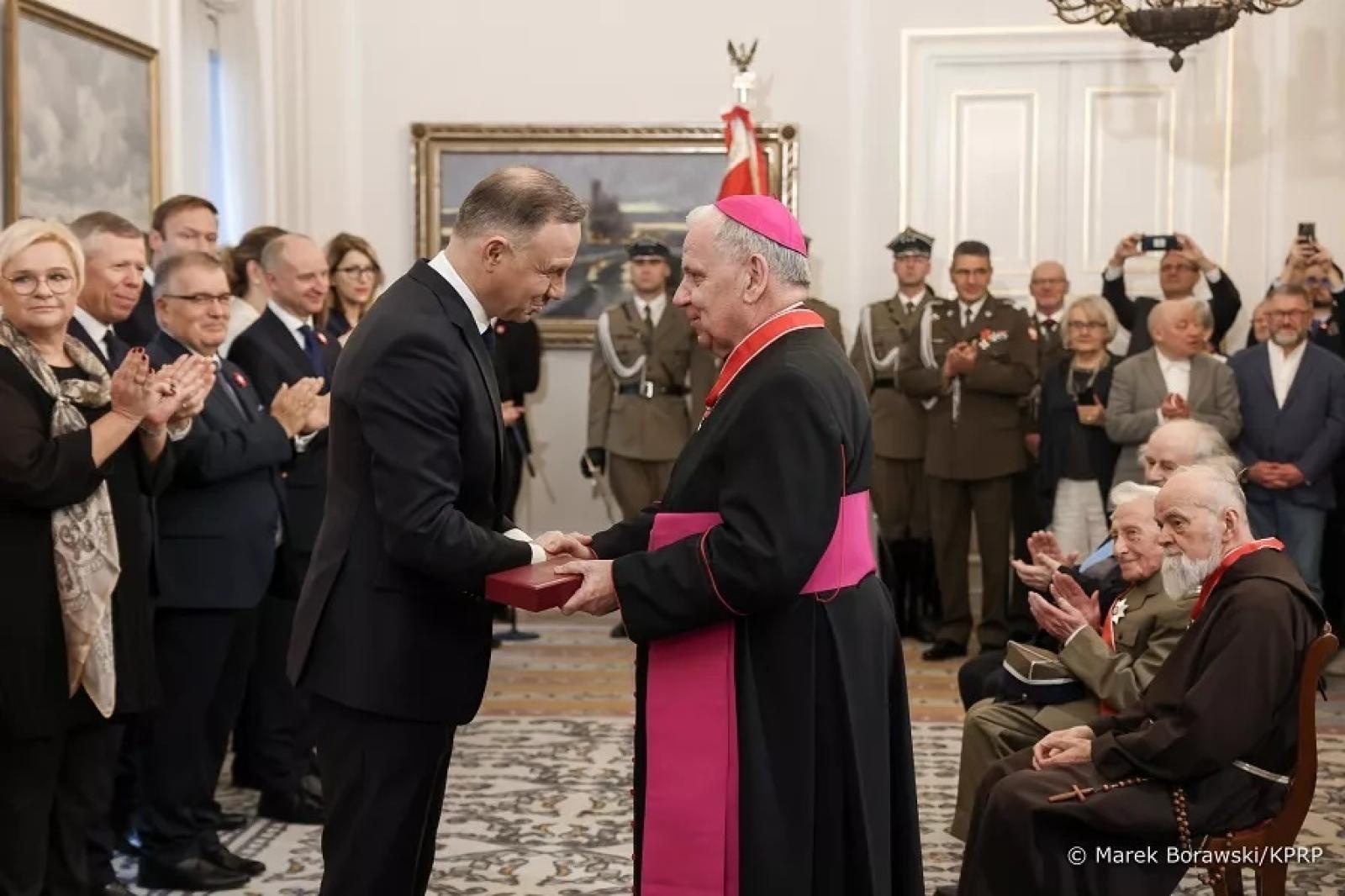 Zdjęcie w galerii na portalu naszraciborz.pl: Biskup Jan Kopiec i Rafał Brzoska odznaczeni w Belwederze wiadomości z regionu