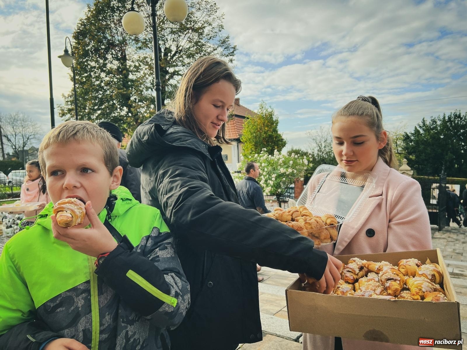Zdjęcie w galerii na portalu naszraciborz.pl: W Brzeziu na św. Marcina dzielą się smakami wiadomości z regionu