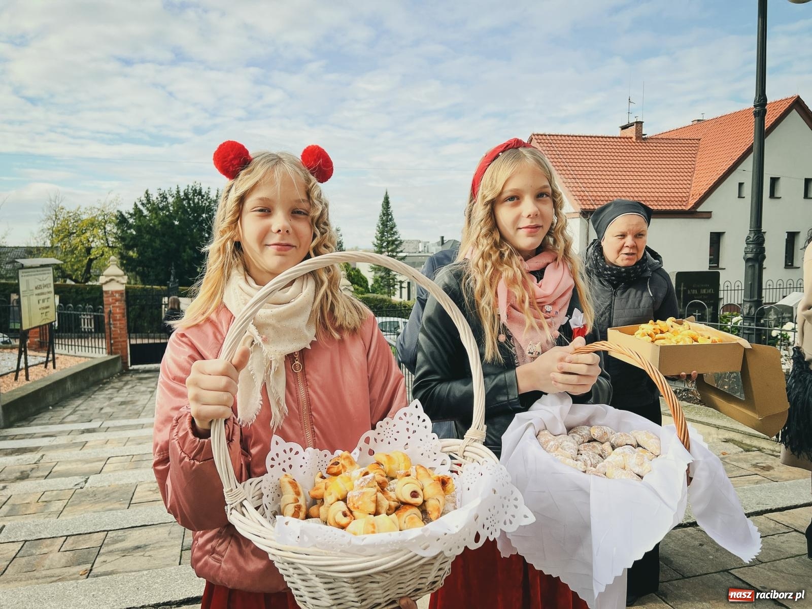 Zdjęcie w galerii na portalu naszraciborz.pl: W Brzeziu na św. Marcina dzielą się smakami wiadomości z regionu
