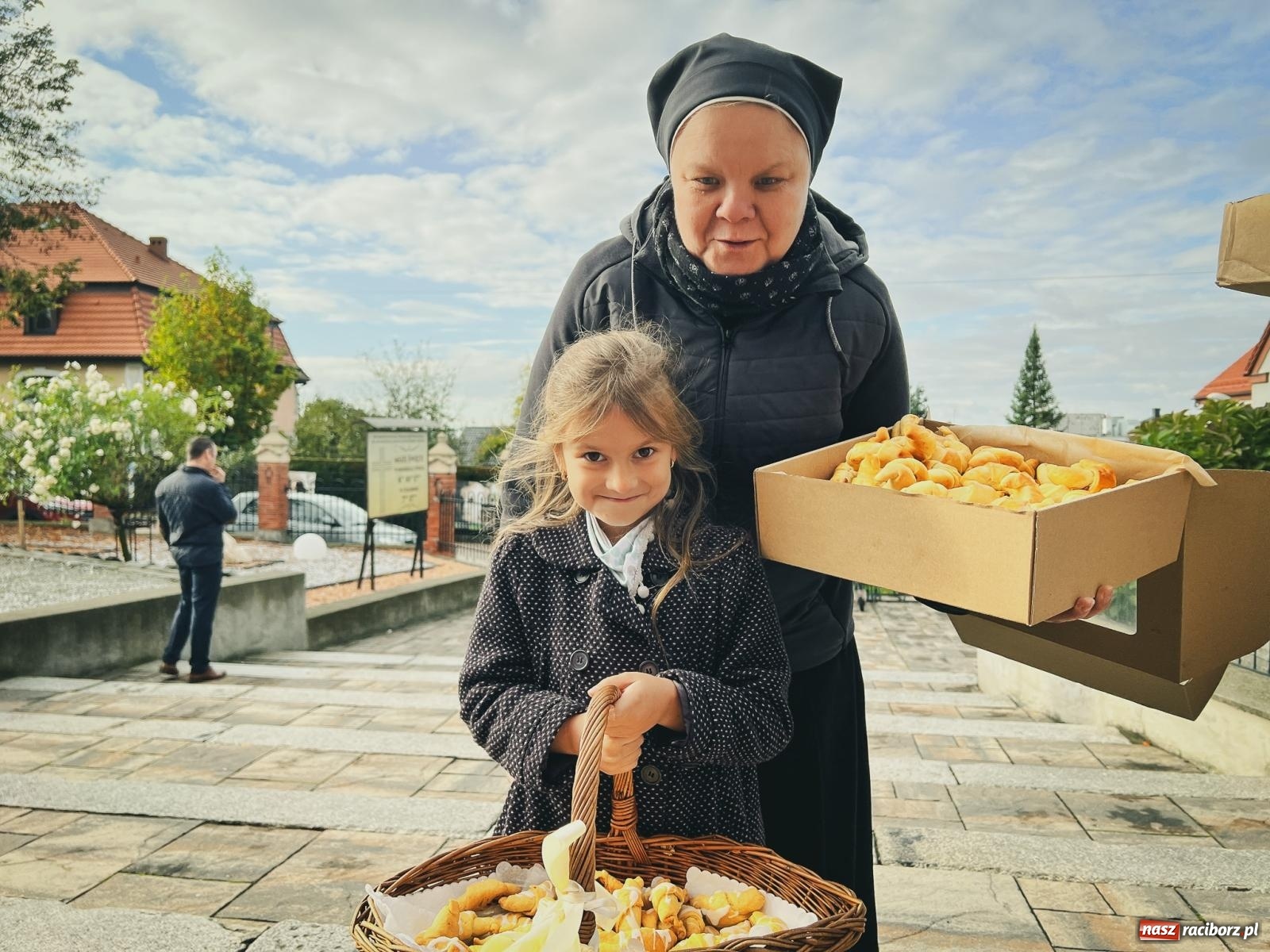 Zdjęcie w galerii na portalu naszraciborz.pl: W Brzeziu na św. Marcina dzielą się smakami wiadomości z regionu