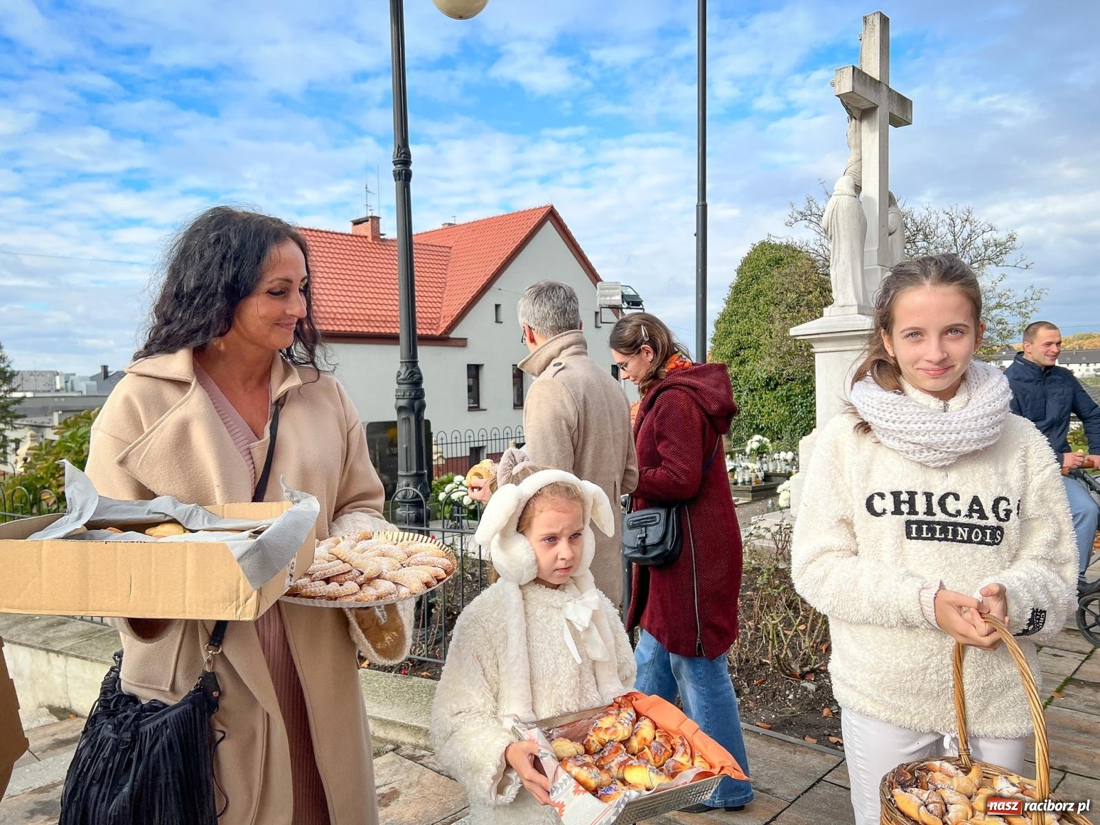 Zdjęcie w galerii na portalu naszraciborz.pl: W Brzeziu na św. Marcina dzielą się smakami wiadomości z regionu