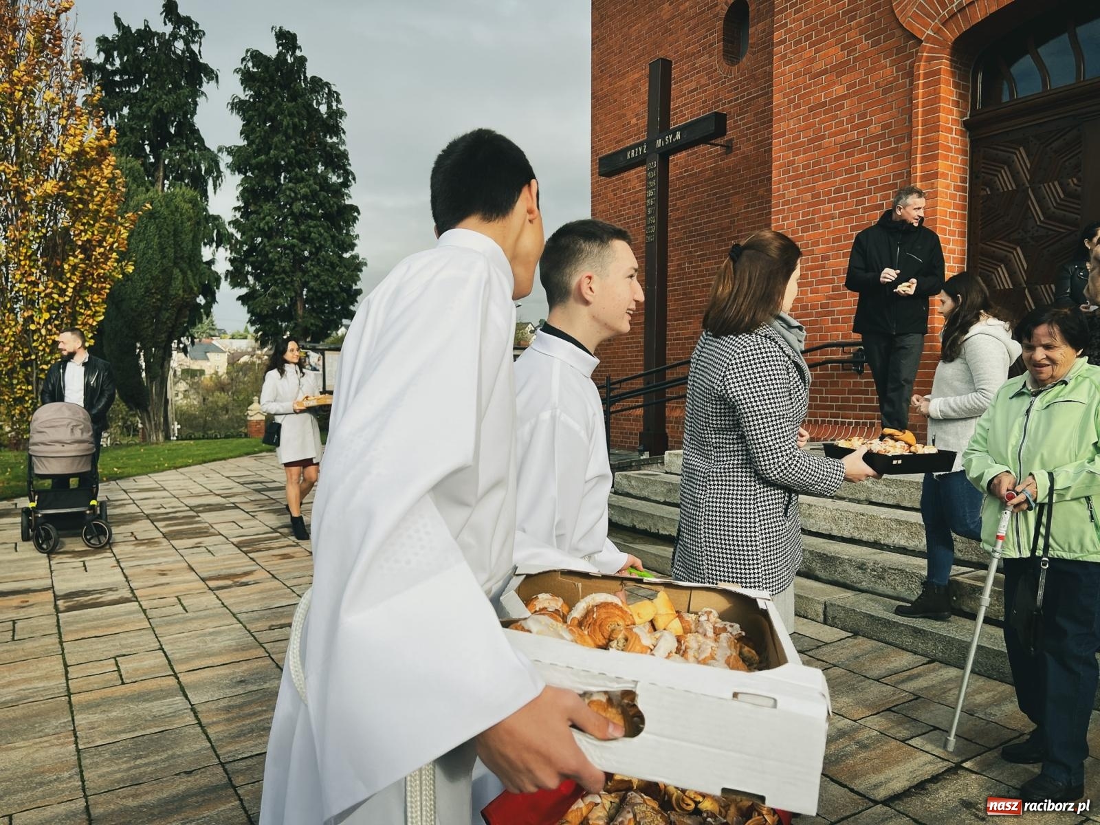 Zdjęcie w galerii na portalu naszraciborz.pl: W Brzeziu na św. Marcina dzielą się smakami wiadomości z regionu