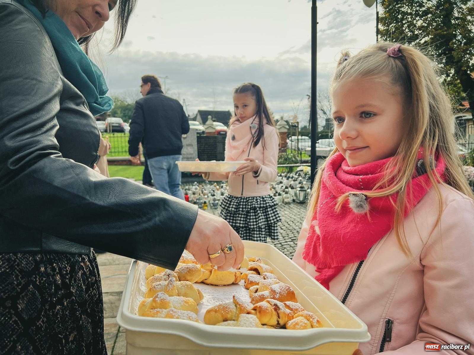 Zdjęcie w galerii na portalu naszraciborz.pl: W Brzeziu na św. Marcina dzielą się smakami wiadomości z regionu