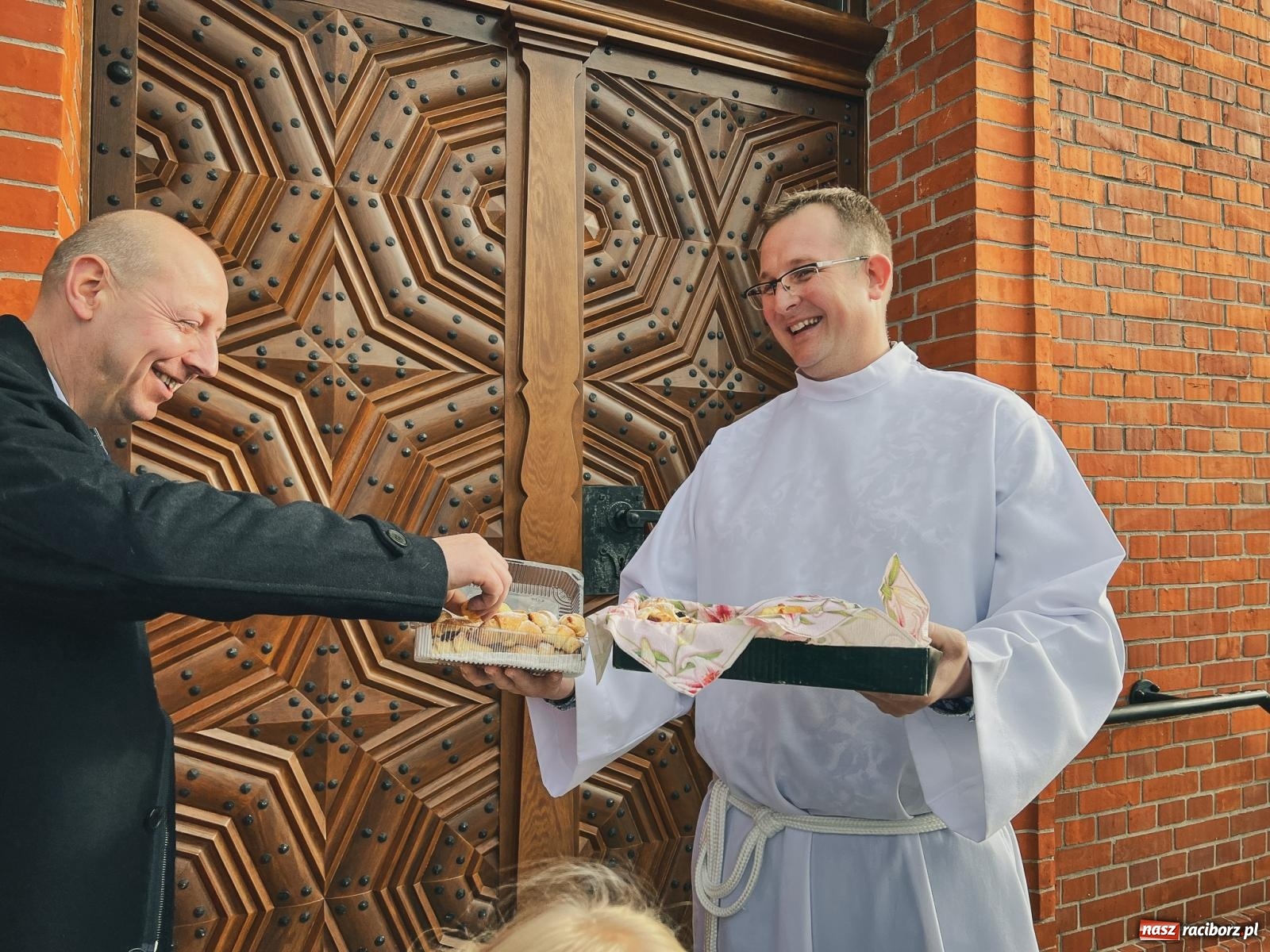 Zdjęcie w galerii na portalu naszraciborz.pl: W Brzeziu na św. Marcina dzielą się smakami wiadomości z regionu