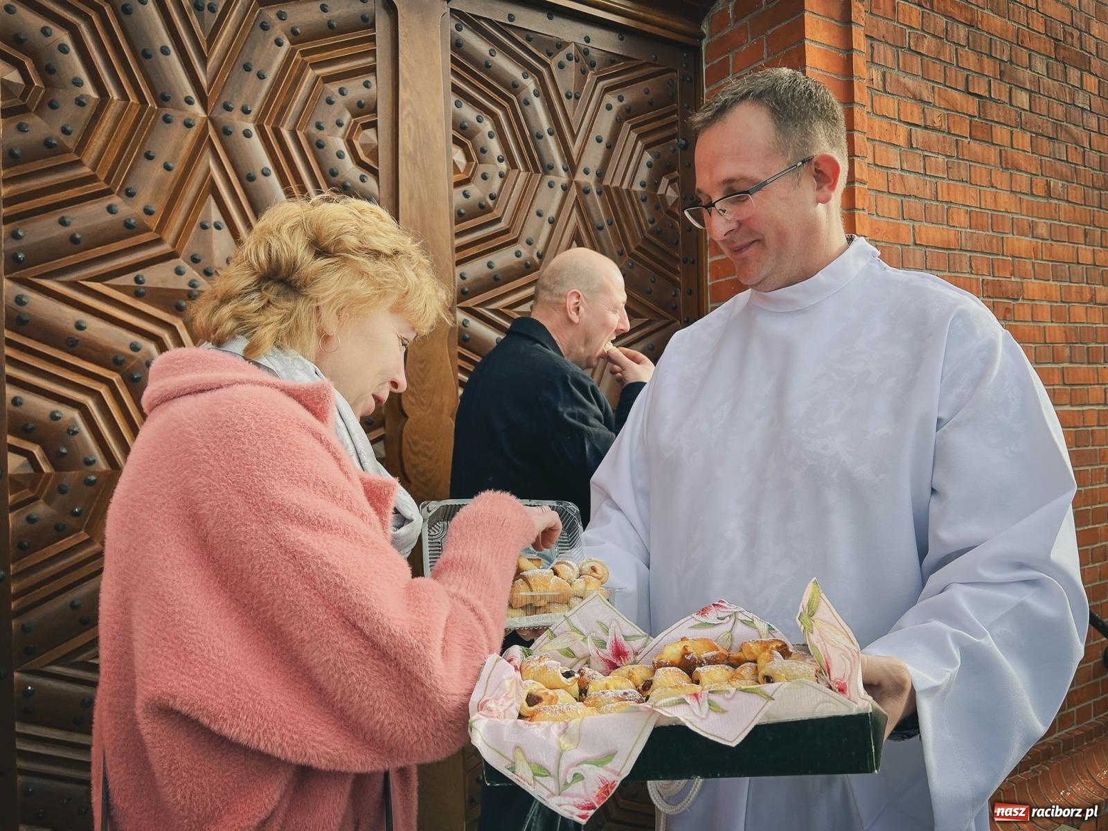 Zdjęcie w galerii na portalu naszraciborz.pl: W Brzeziu na św. Marcina dzielą się smakami wiadomości z regionu