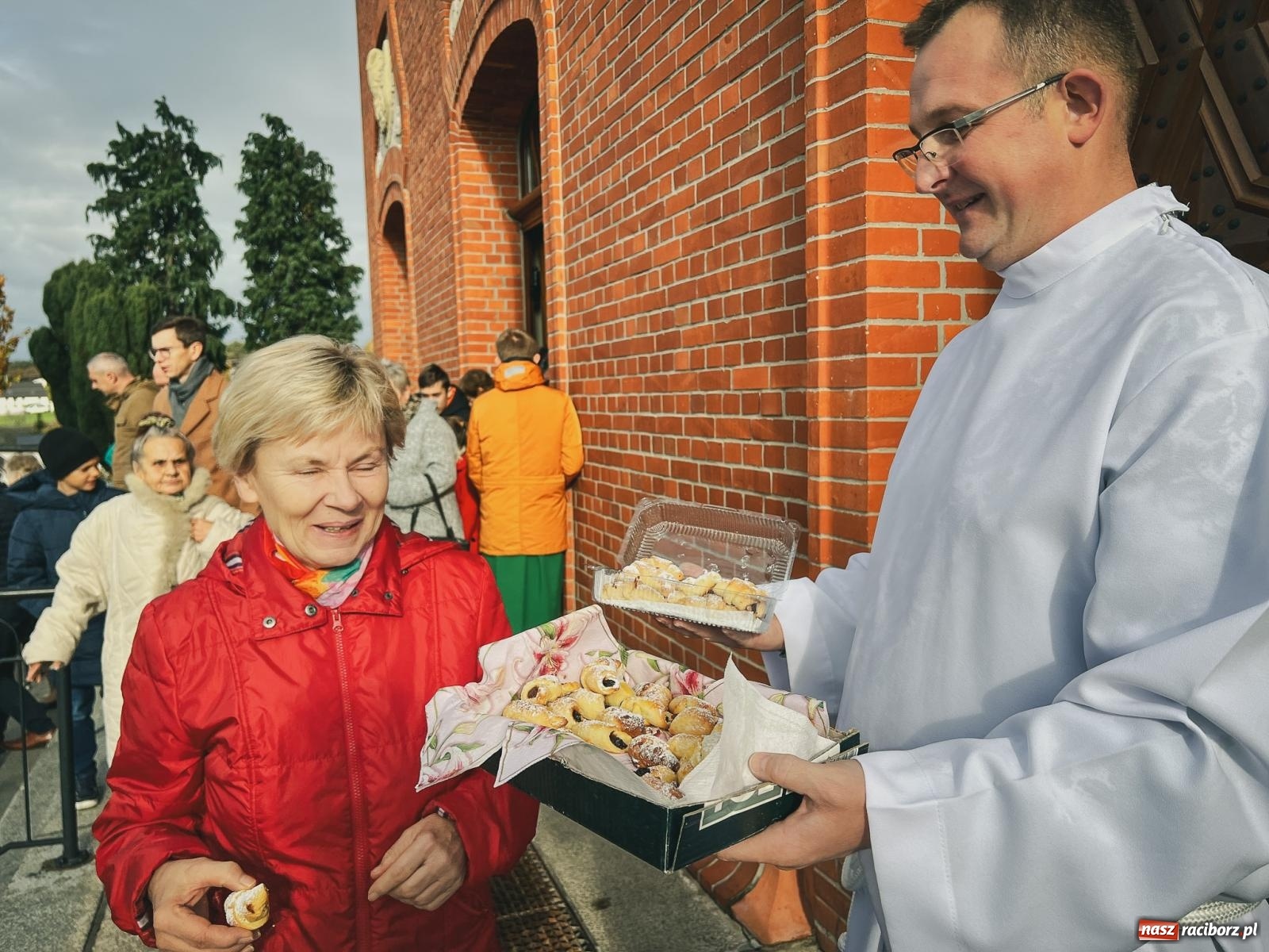 Zdjęcie w galerii na portalu naszraciborz.pl: W Brzeziu na św. Marcina dzielą się smakami wiadomości z regionu