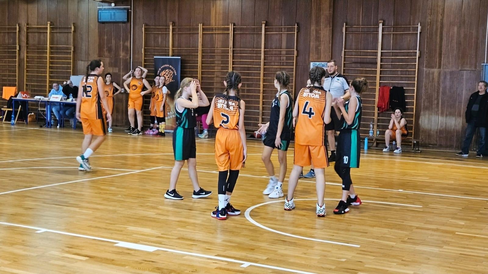 Zdjęcie w galerii na portalu naszraciborz.pl: Koszykarki RKK uczciły Święto Niepodległości na sportowo wiadomości z regionu