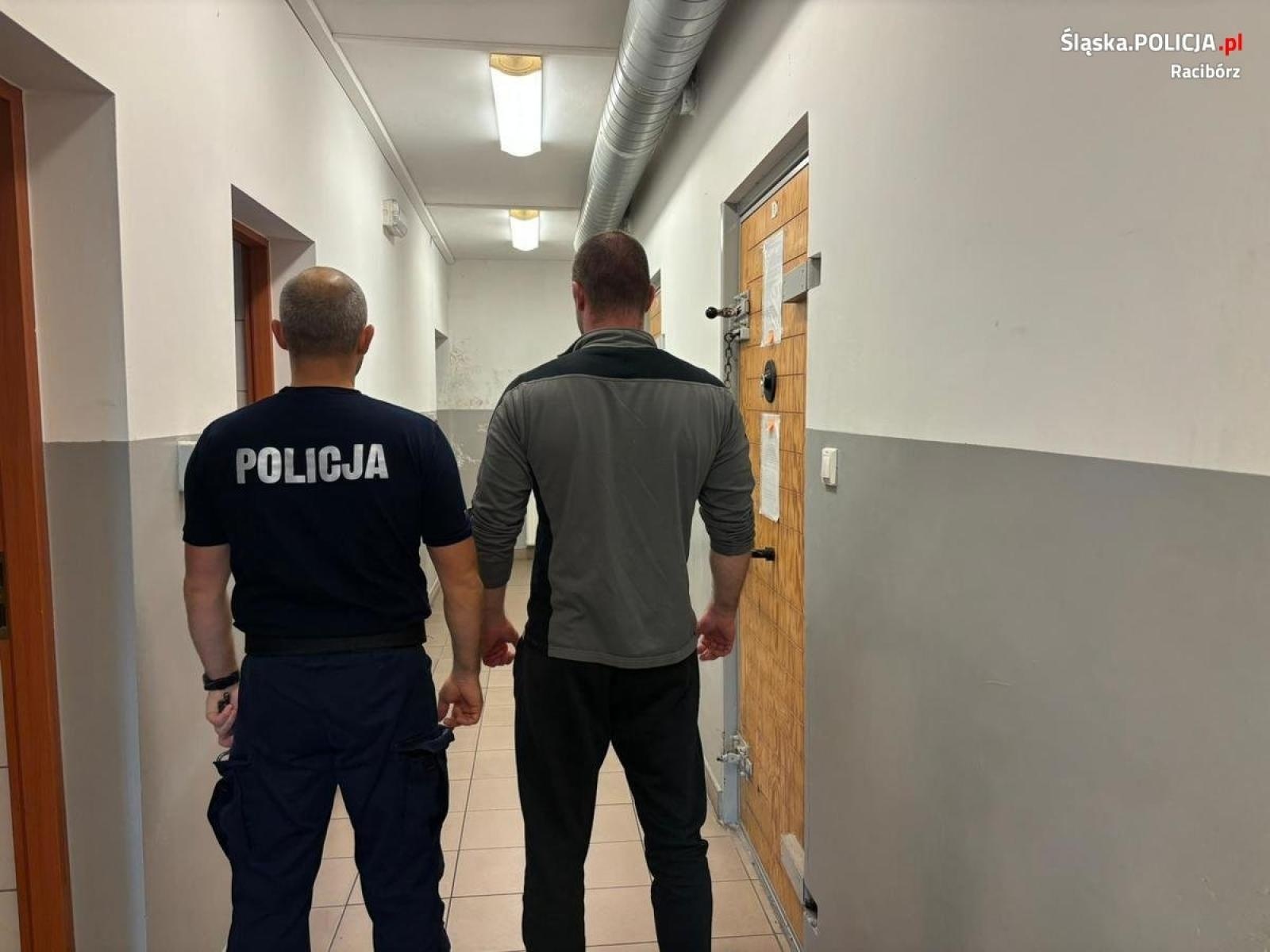 Zdjęcie w galerii na portalu naszraciborz.pl: W mieszkaniu były rozstawione namioty. Policjanci sprawdzili, co się w nich kryje [FOTO] wiadomości z regionu