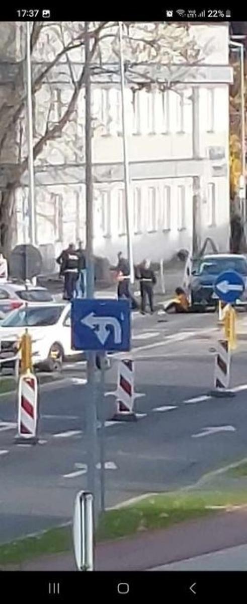 Zdjęcie w galerii na portalu naszraciborz.pl: Policja pokazała film z Bosackiej. Uciekający kierowca golfa i uszkodzenie radiowozów wiadomości z regionu