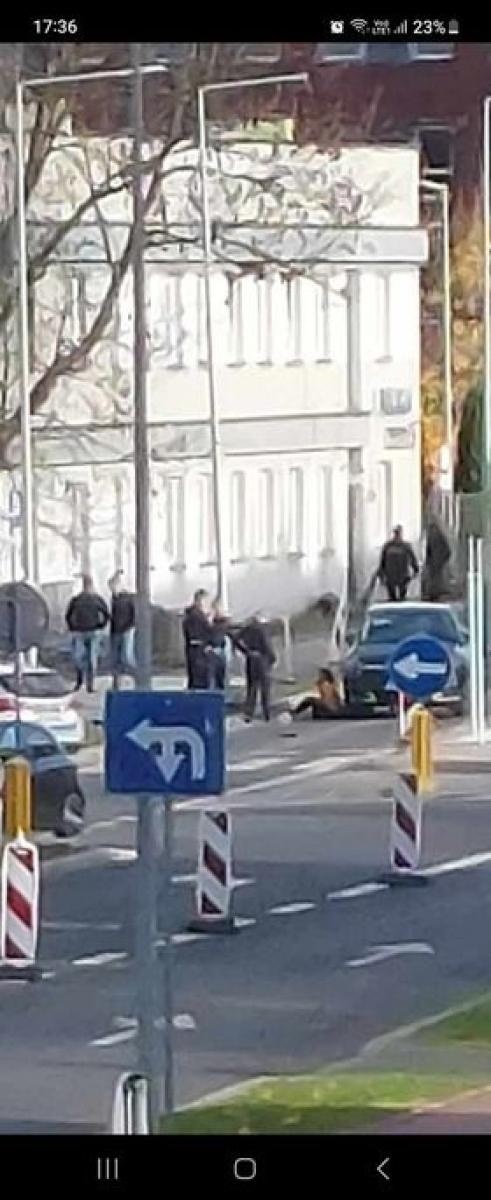 Zdjęcie w galerii na portalu naszraciborz.pl: Policja pokazała film z Bosackiej. Uciekający kierowca golfa i uszkodzenie radiowozów wiadomości z regionu