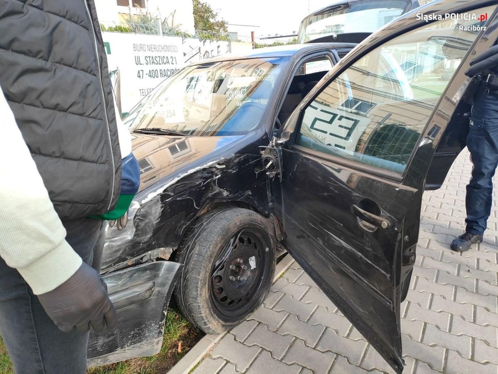 Zdjęcie w galerii na portalu naszraciborz.pl: Policja pokazała film z Bosackiej. Uciekający kierowca golfa i uszkodzenie radiowozów wiadomości z regionu