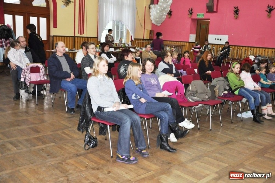 Zdjęcie w galerii na portalu naszraciborz.pl: Wcielili się w role kogutów i słoni... wiadomości z regionu