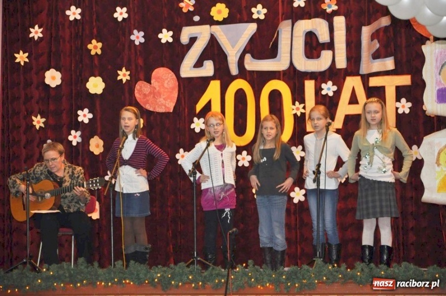 Zdjęcie w galerii na portalu naszraciborz.pl: Wcielili się w role kogutów i słoni... wiadomości z regionu