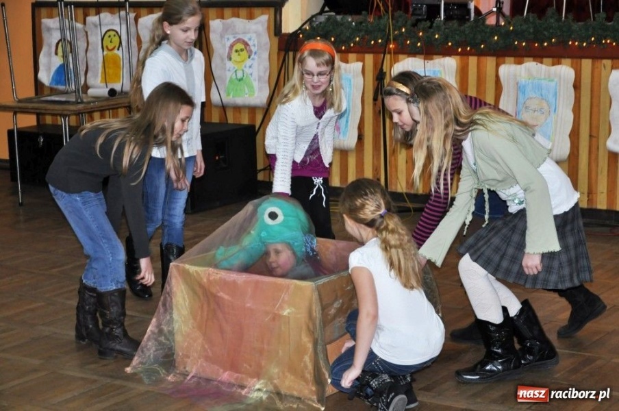 Zdjęcie w galerii na portalu naszraciborz.pl: Wcielili się w role kogutów i słoni... wiadomości z regionu