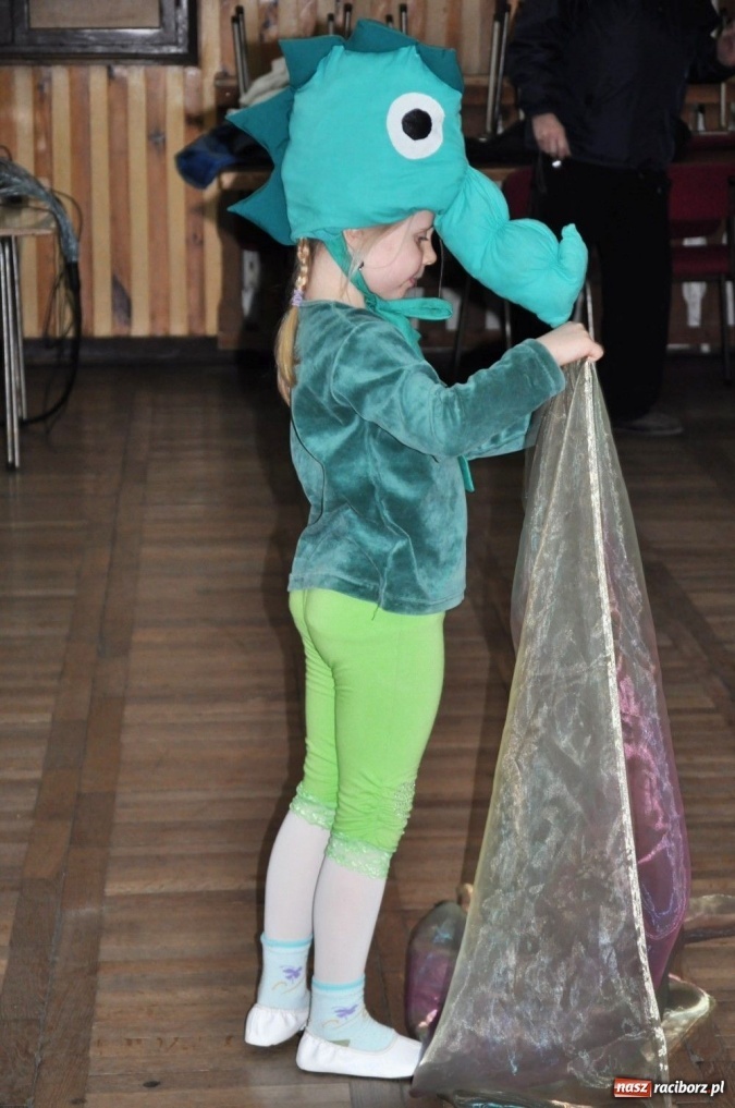 Zdjęcie w galerii na portalu naszraciborz.pl: Wcielili się w role kogutów i słoni... wiadomości z regionu