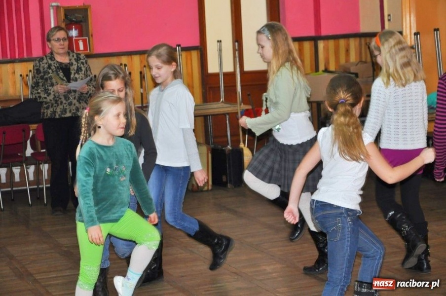 Zdjęcie w galerii na portalu naszraciborz.pl: Wcielili się w role kogutów i słoni... wiadomości z regionu