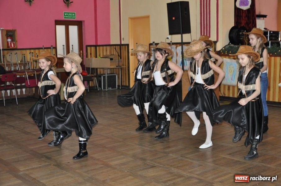 Zdjęcie w galerii na portalu naszraciborz.pl: Wcielili się w role kogutów i słoni... wiadomości z regionu