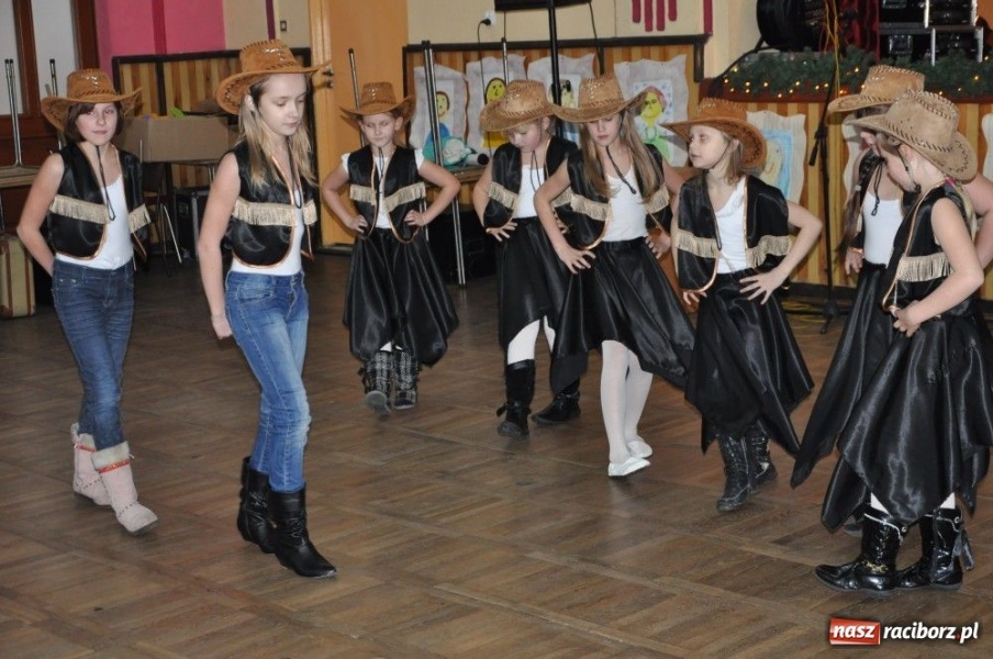 Zdjęcie w galerii na portalu naszraciborz.pl: Wcielili się w role kogutów i słoni... wiadomości z regionu