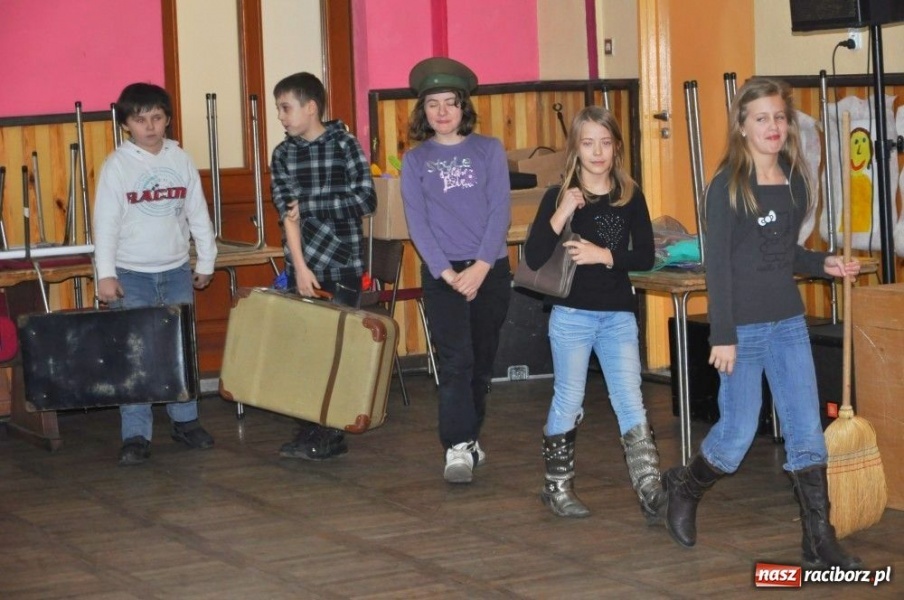 Zdjęcie w galerii na portalu naszraciborz.pl: Wcielili się w role kogutów i słoni... wiadomości z regionu